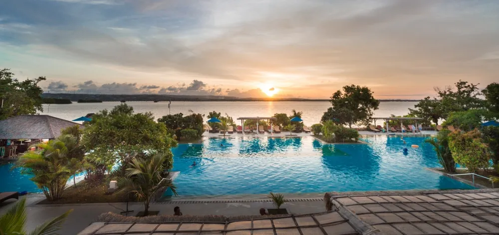 1,000 sq metre swimming pool